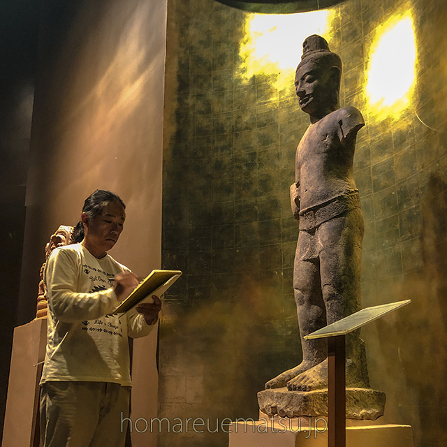 アンコール国立博物館でクメールの彫像をスケッチをする筆者 2023.9.5